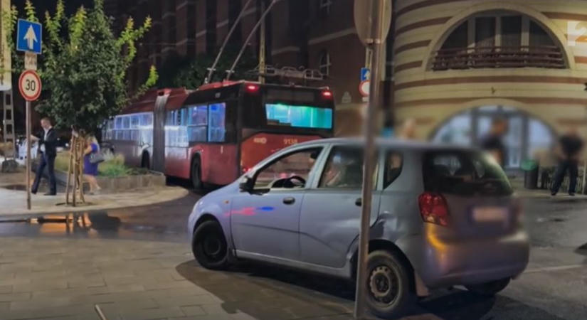 Kiszállt átadni a pizzát egy futár Budapesten, közben ellopták az autóját – videó