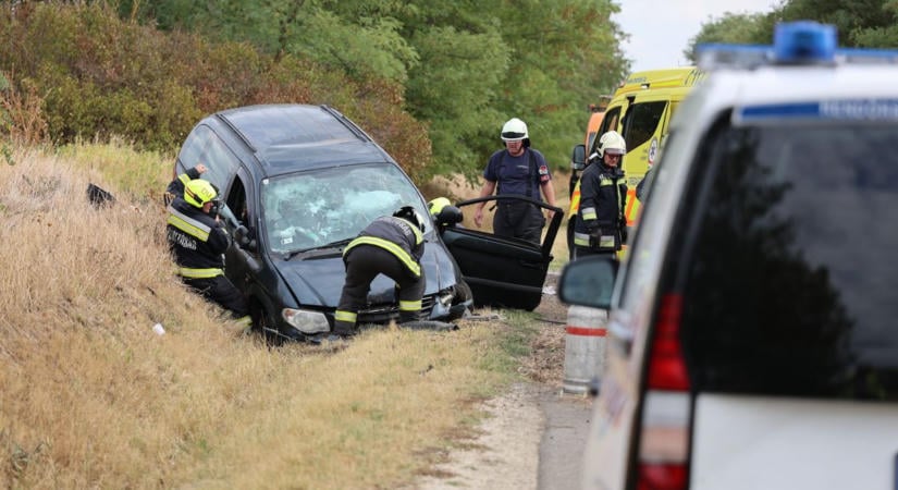 Árokba csapódott egy autó Mezőfalvánál – a sofőrt tűzoltók mentették ki