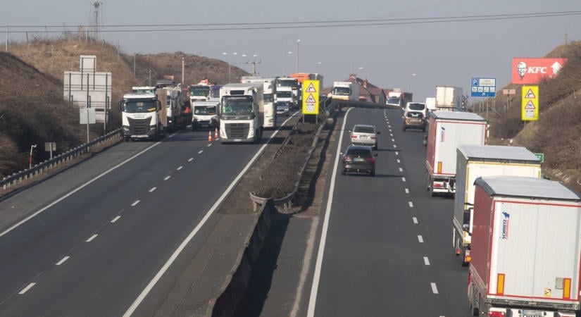 Nagy a baj! Kamionok ütköztek az M1-esen