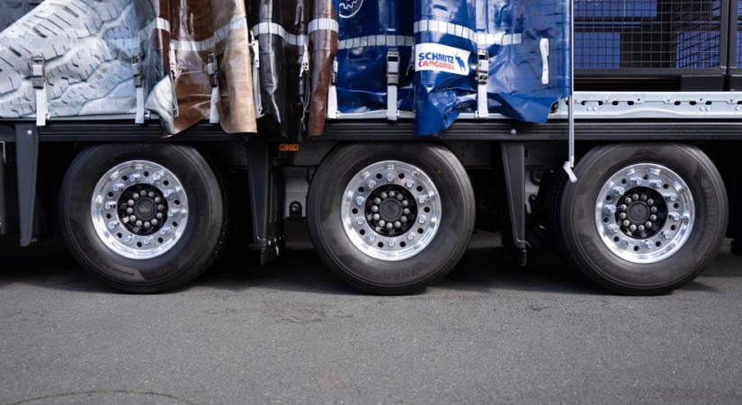 A Hankook és a Schmitz Cargobull partnerségi megállapodást kötött első szerelésű abroncsok beszállítására