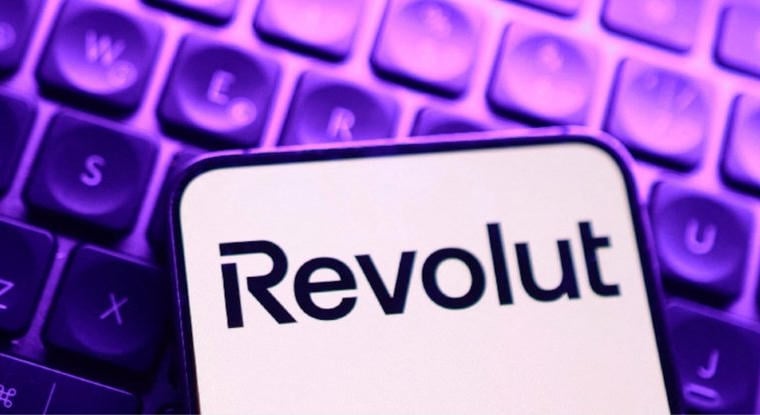 Csalók verték át a Revolutot, ügyfelek adatait sikerült megszerezniük
