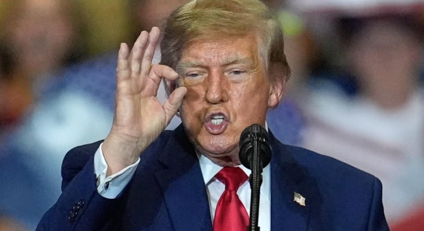 Donald Trump golfozott, majd kézen fogta feleségét