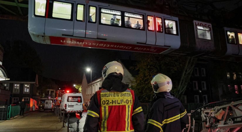 Leállt a wuppertali függővasút, tűzoltók mentették ki az utasokat – videó
