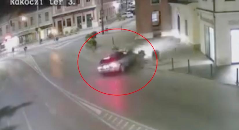 Virágágyásban ért véget a hajnali száguldozás Esztergomban – a polgármester videón mutatta meg a pusztítást