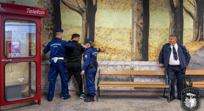 Újoncok és tapasztalt rendőrök bizonyítottak Miskolcon, elismeréseket is átadtak – fotókkal