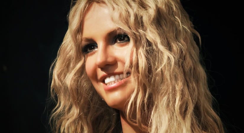Britney Spears ismét megborult: a bugyiját is letolta