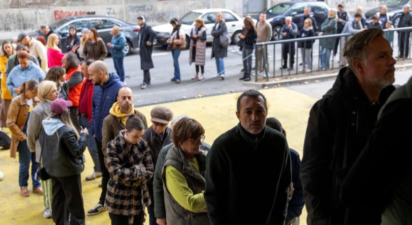 Hosszú sorok az urnáknál – kiugróan magas a részvétel Szerbiában