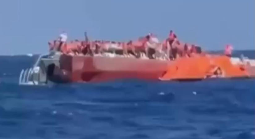 Felborult egy komp Észak-Ciprusnál több mint 260 emberrel a fedélzetén