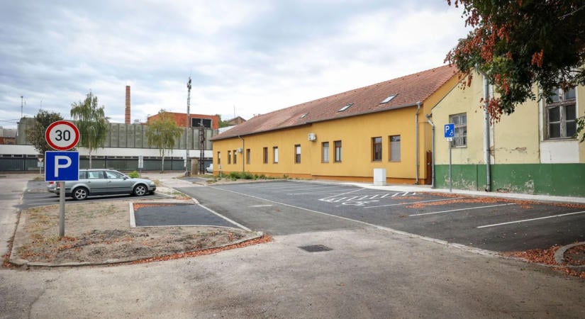 Sokan vártak már erre: elkészültek az új parkolók Tolnán