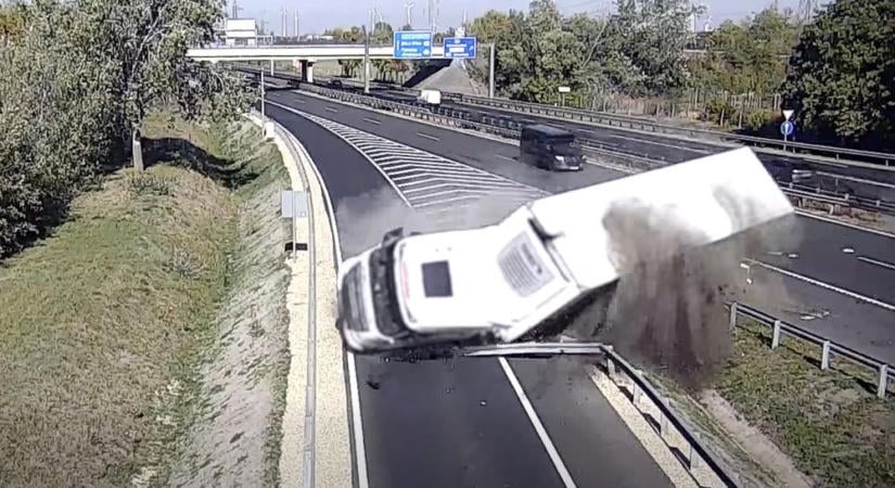 Súlyos következménye lett egy figyelmetlen sávváltásnak az M1-esen