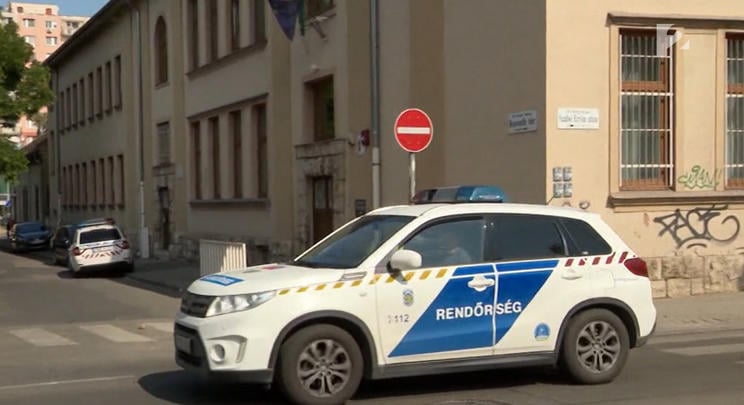 Egy zuglói telefonfülkéből indított hamis bombariadtót a 17 éves kamasz, csúfolták a barátai, bosszút akart állni rajtuk
