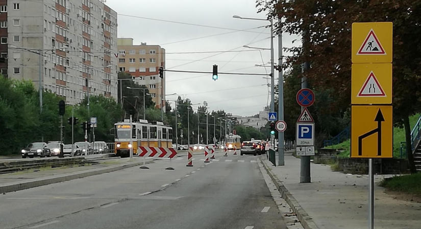 Meghalt egy kerékpáros Óbudán, miután elütötte egy szemközti sávból átsodródó autós