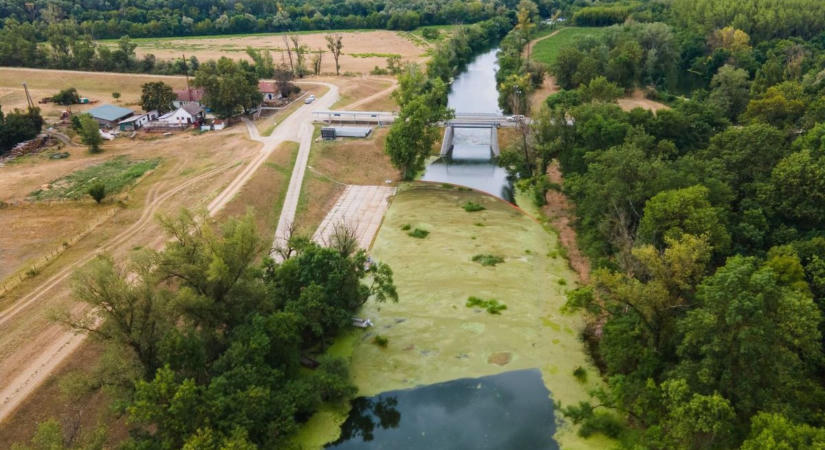 Hirtelen vízszintemelés jön a Hortobágy-Berettyón, Mezőtúron már elpakoltak a kikötőből