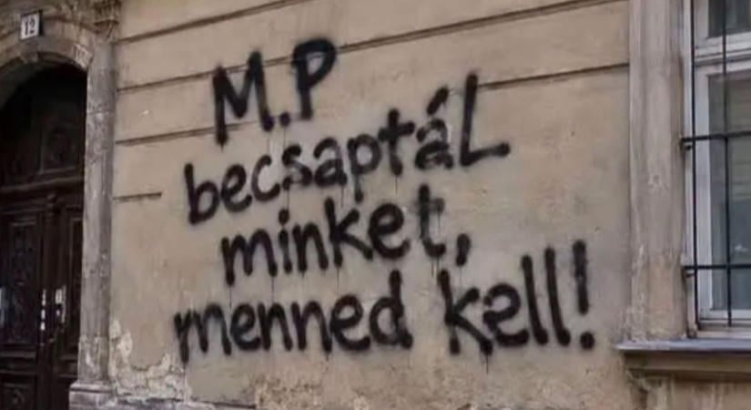 AI-val készült kamu falfirkákkal próbálja bizonyítani a kormányellenes hangulatot a Megafon egykori főszerkesztője