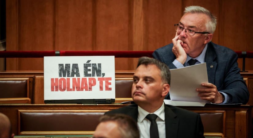 Fotó: „Ma én, holnap te” feliratú táblákat tettek a fideszesek Seszták és Hankó üres parlamenti helyére