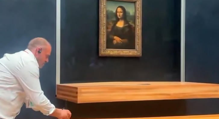 Az internet kedvence lett a Louvre biztonsági őre, aki váratlan akcióba kezdett a Mona Lisa előtt