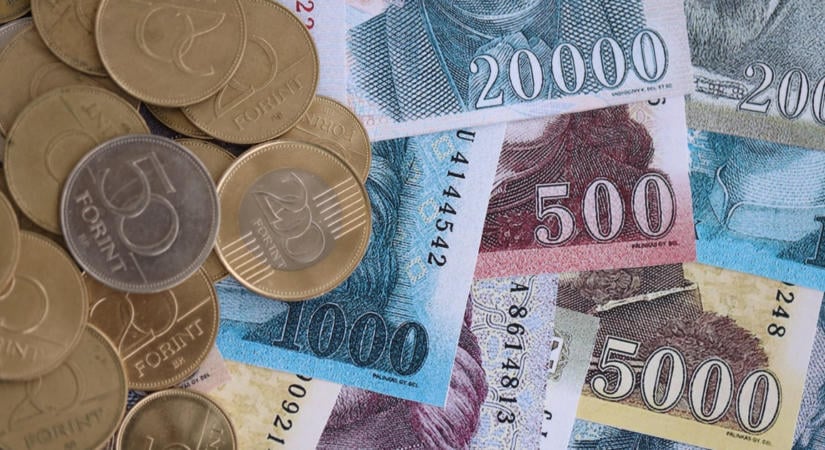 Óriási spórolás jöhet: 1350 milliárd forintot nyerhet a kormány a 14. havi nyugdíjtételek befagyasztásával