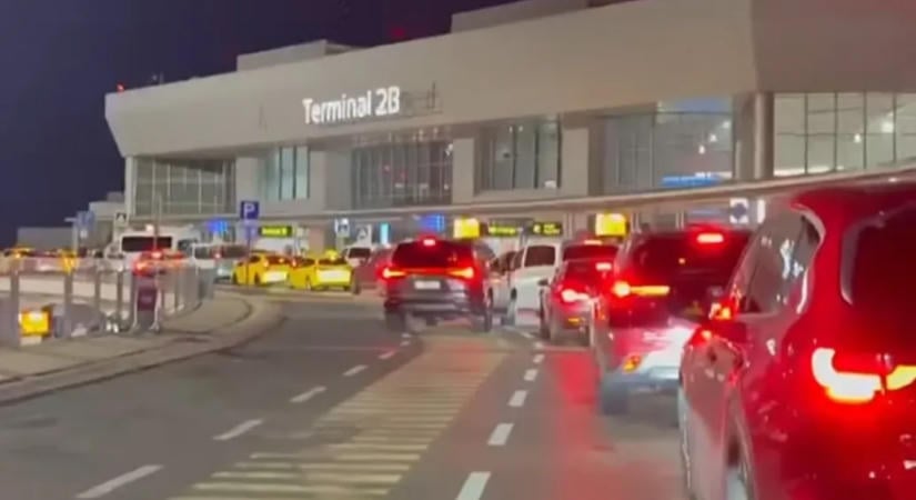 Torlódást okozott a reptéren a taxisokra kiszabott reptéri behajtási díj