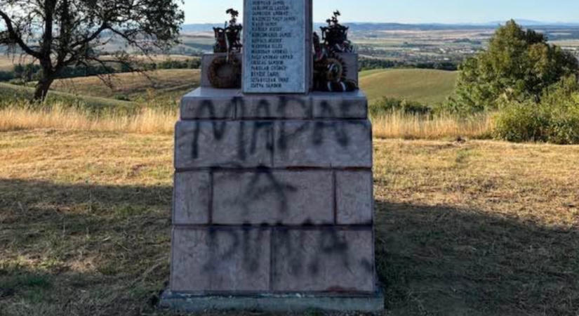 Megrongáltak egy felvidéki magyar huszáremlékművet, felháborodást váltott ki a kegyeletsértő vandalizmus