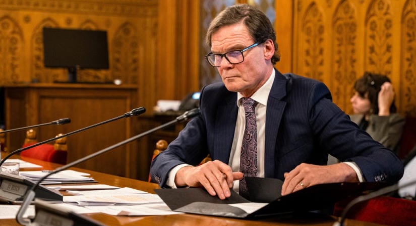Bánki Erik évek óta tagadja kapcsolatát a közétkeztetési óriással, mégis ő kért diplomata-útlevelet a Hungast-vezérnek