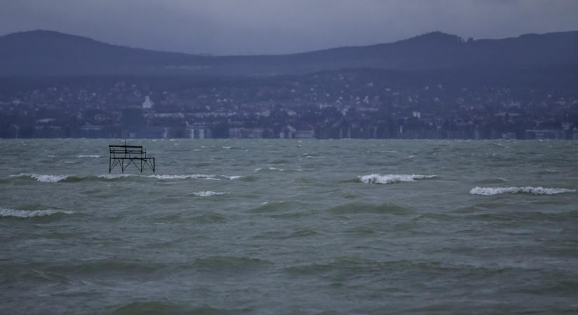 Végveszélyben a Balaton, de lenne egy módja a megmentésének