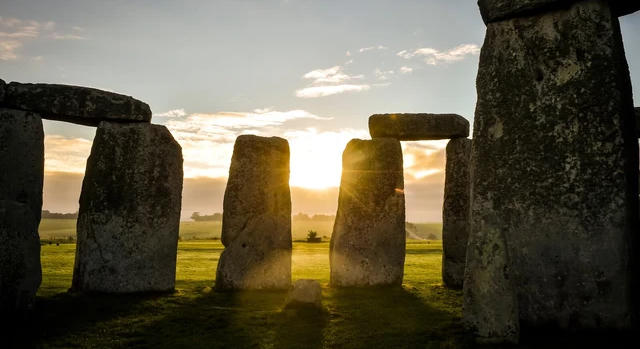 Egyéni látogatási lehetőséget biztosítanak a Stonehenge kövei között
