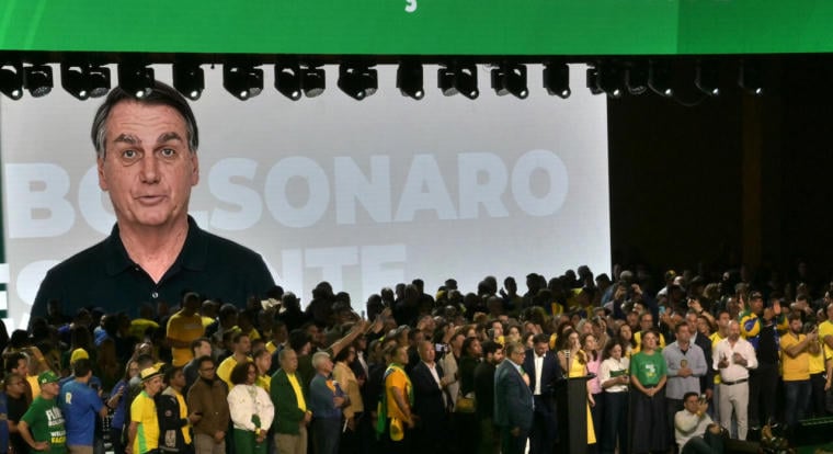 Tilos nyilvánosan megszólalnia a volt brazil elnöknek, ezért AI-avatar tartott kampánybeszédet Jair Bolsonaro helyett