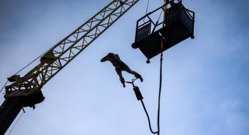 Bungee jumping közben egy segédkötél tekeredett egy szegedi fesztiválozó nyaka köré