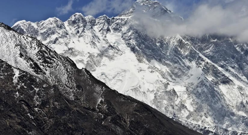 Emberi vizelet is olvasztja az Everest gleccserét