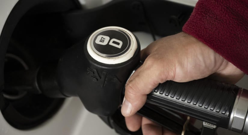 „Ez nem kapitalizmus, hanem szürrealizmus.” Kifogyhat a dízel Magyarországon, a benzinkutak fele lehúzhatja a rolót