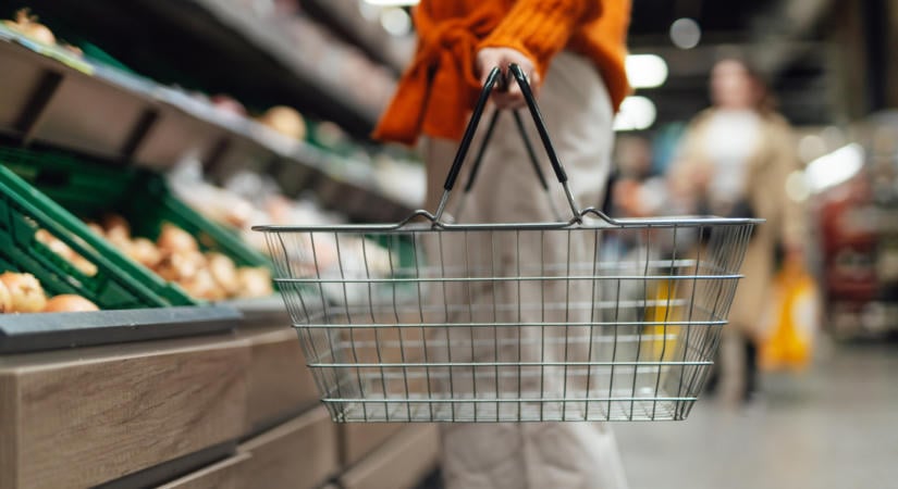 Megkongatták a vészharangot: az árrésstop miatt tűnnek el a magyar termékek a boltokból