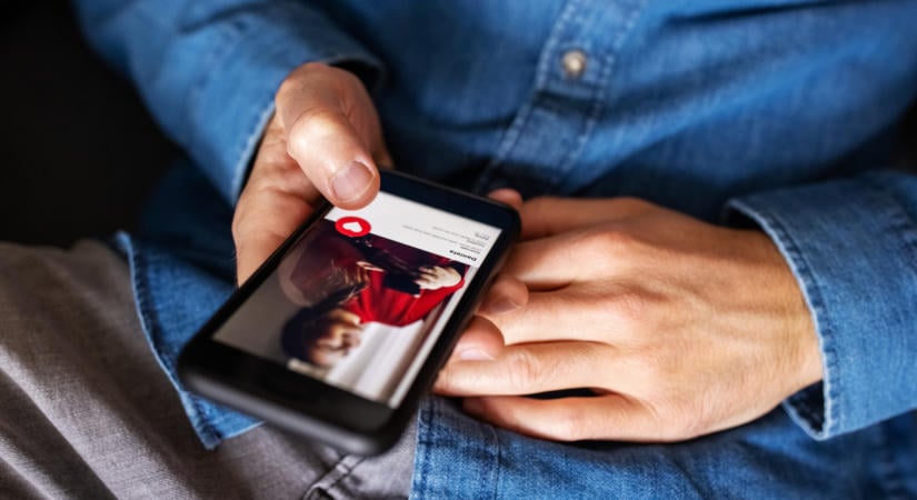 Online társkeresés: ezek a figyelmeztető jelek, hogy nem hozzád illő partnerrel beszélgetsz