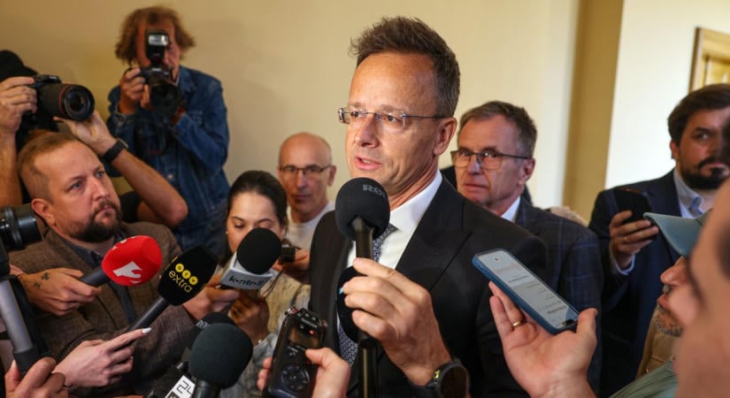 Szijjártó Péter visszatért a Parlamentbe, hogy tisztázza a "súlyos félreértéseket": a BYD-ügyről üzent, a sajtó kérdéseire nem válaszolt