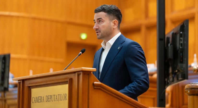 „Romániában vagyunk, nem Magyarországon” – Trikolórt aggattak a parajdi bánya bejáratára (VIDEÓ)