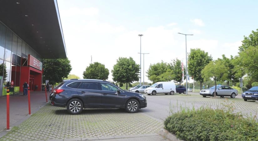 Szombattól újra használható a SPAR parkolója, parkolási díjat is fizetni kell