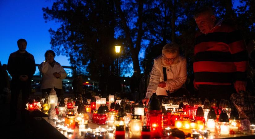 Lélekemelő megemlékezés mindenszentek estéjén a Kecskeméti Köztemetőben – fotók
