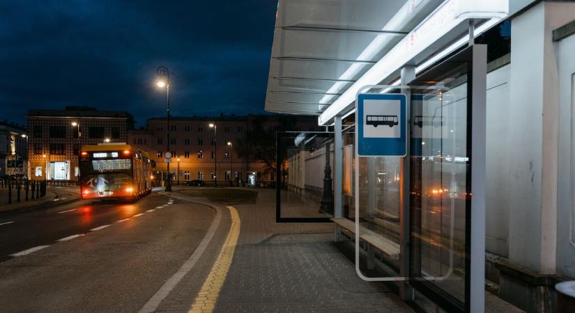 Buszmegállóban várakozó kislányt ütött el egy sofőr Mogyoródon: a gyermek életveszélyesen megsérült
