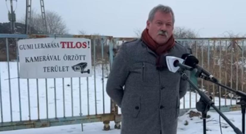 V. Németh Zsolt alaposan felrántotta magát, amikor szóba hozták a parlamentben a gumi-ügyet