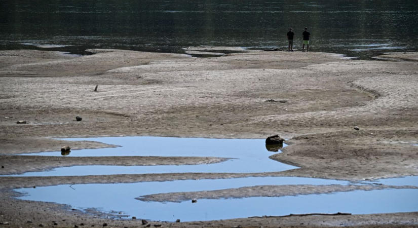 Kirobbanó ötlet volt: elvittek egy feltételezett világháborús gránátot a Duna partjáról, nyomoz a rendőrség