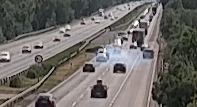 Rakétaként csapódott a torlódásba a suzukis, hét kilométeres dugót okozott