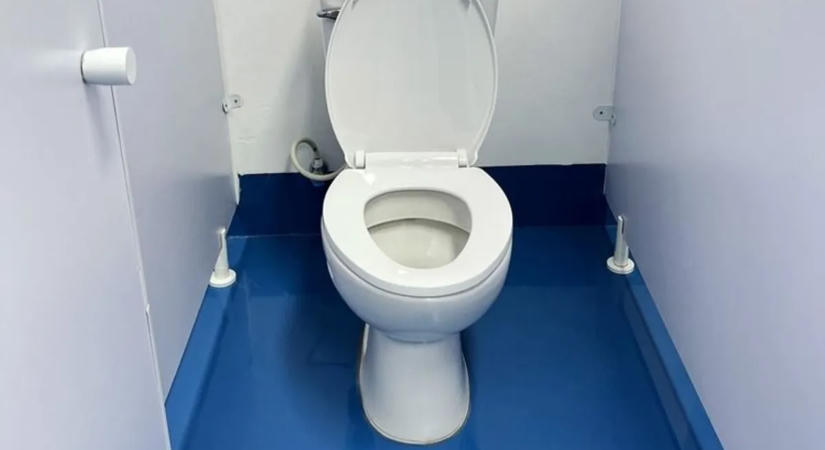 A munkahelyi WC-n halt meg, mégsem számít munkabalesetnek, mert nem kapcsolta be a számítógépét