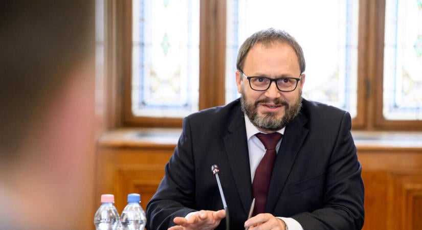 Így magyarázzák Kármán Andrásék az augusztusi 2300 milliárdos lyukat