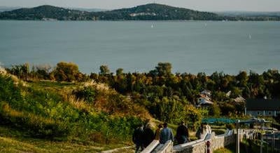 Nemzetközi elismerést kapott a Balaton-felvidék: mutatjuk a díjnyertes fejlesztéseket Füredtől Keszthelyig