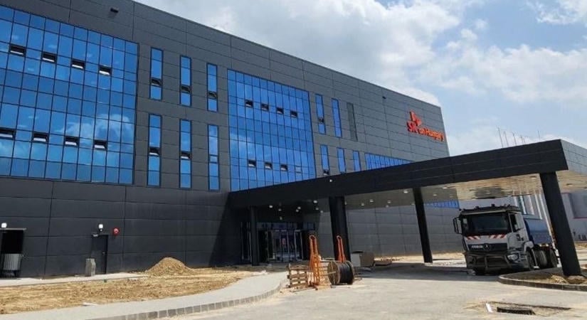 Újabb szabálytalanság miatt ismét komoly bírsággal sújtották az iváncsai akkugyárat