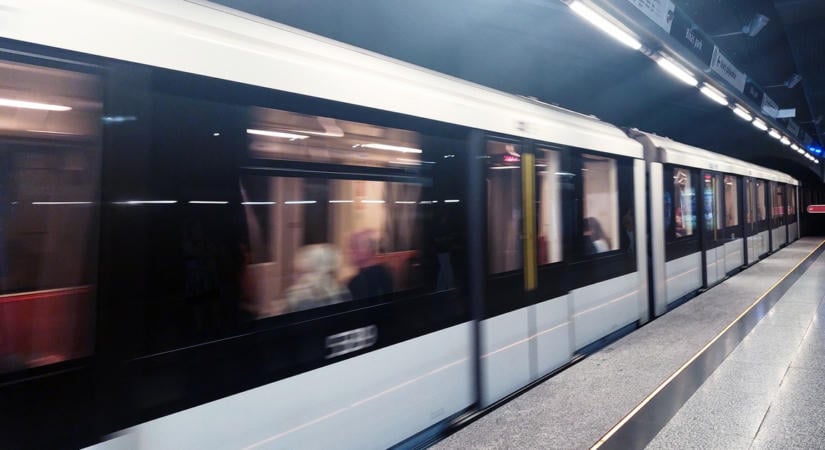 Életveszélyes mutatvány az M2-es metrón a Pillangó utcánál: a szerelvény tetején utazott két maszkos fiatal - kikerült a netre a videó