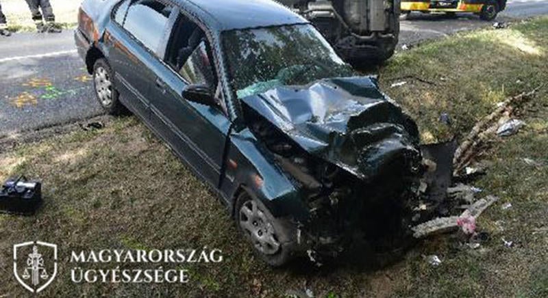 Nem az utat, hanem a navigációt figyelte, súlyos baleset lett a vége