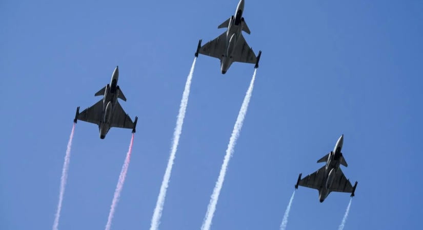 Hét JAS 39 Gripen vadászgép tart díszelgő áthúzást az 1956-os forradalom 70. évfordulóján Budapesten