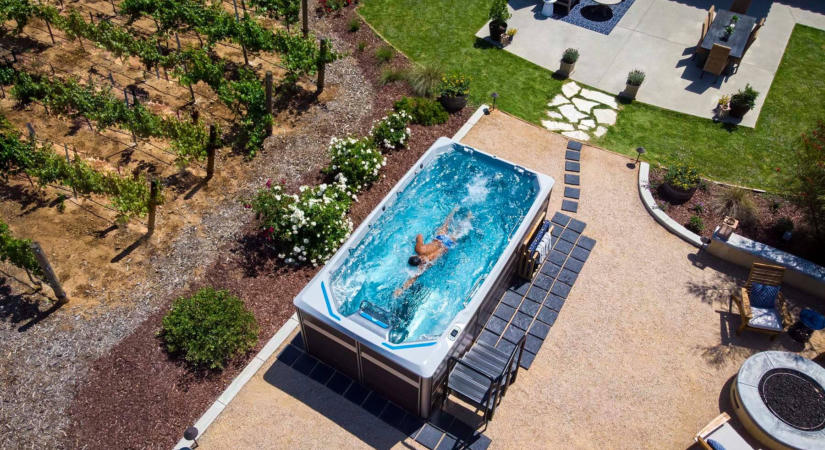 Endless Pools úszó masszázsmedence: profi úszóedzés a saját kertedben