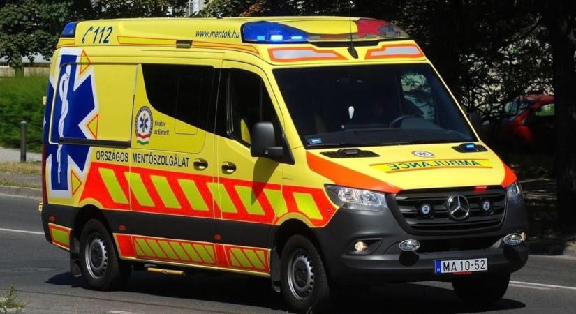 Két autó ütközött Szegeden, mentő is érkezett a balesethez