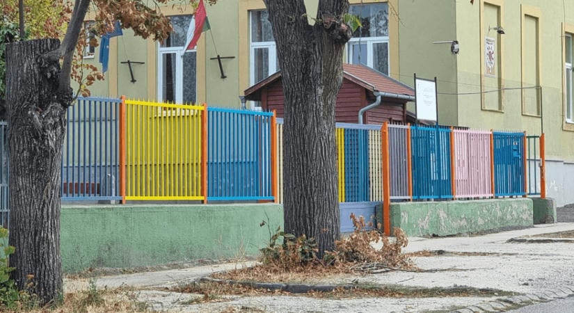 Egy fideszes képviselőben „nem kívánatos gondolatokat” ébresztett ez az iskolai kerítés